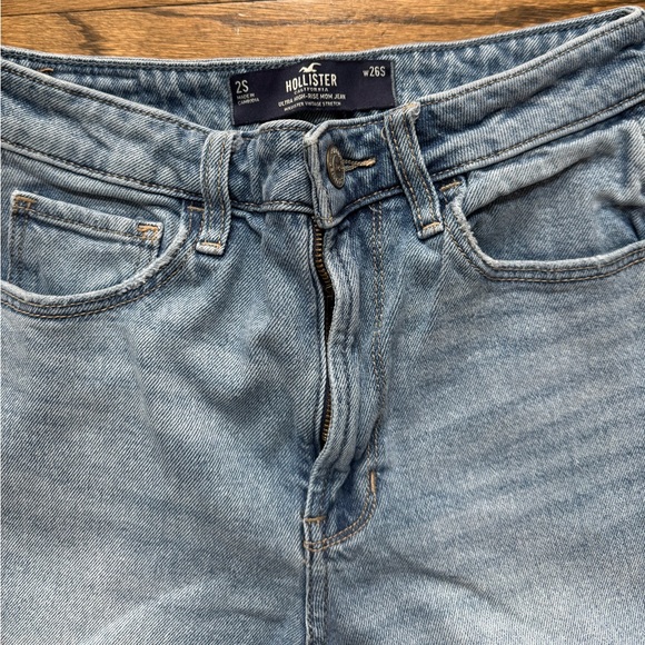 Hollister Ultra High-Rise Mom Jean with Frayed Hem, size 26 S - Picture 3 of 3